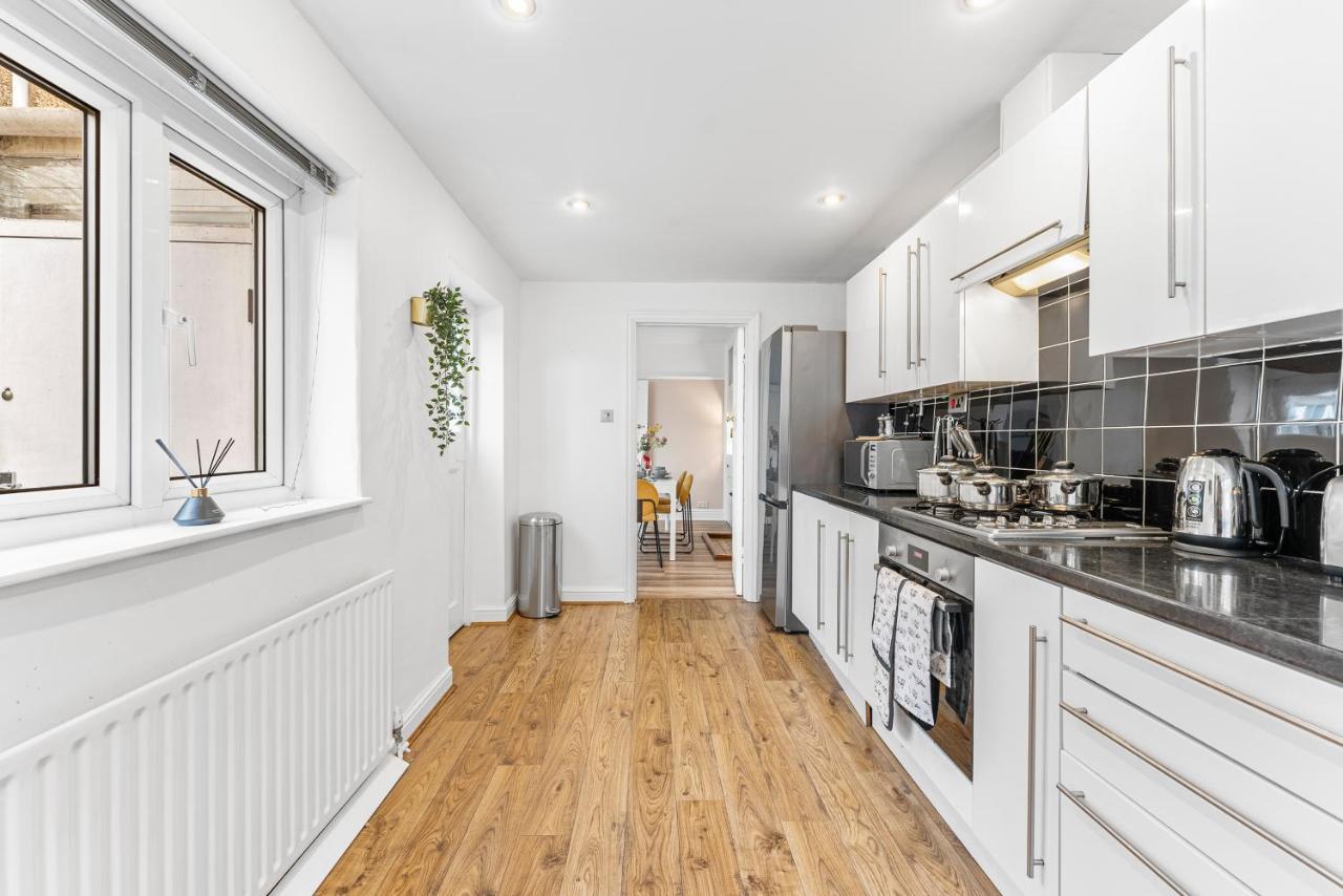 브리스틀 Stunning 4-Bed - Garden - Sleeps 14 빌라 외부 사진