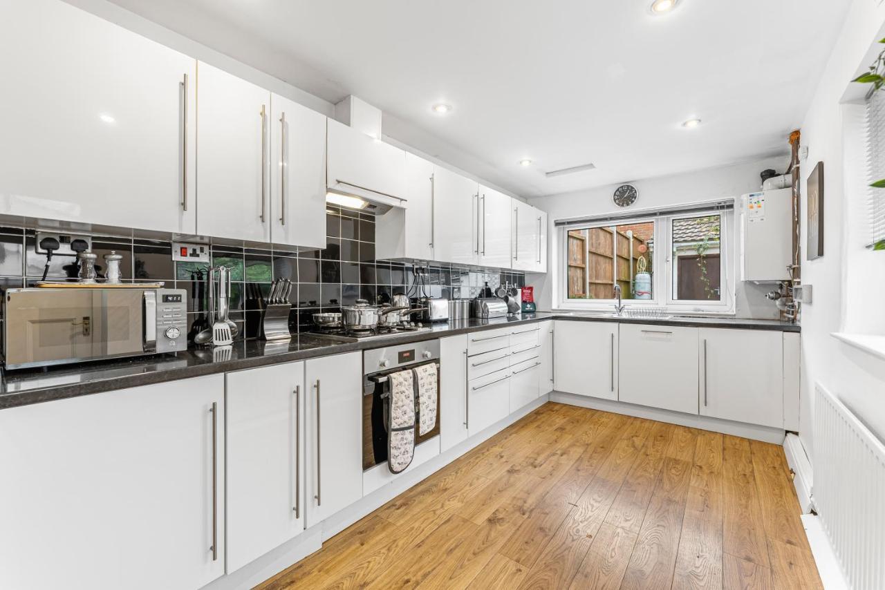 브리스틀 Stunning 4-Bed - Garden - Sleeps 14 빌라 외부 사진