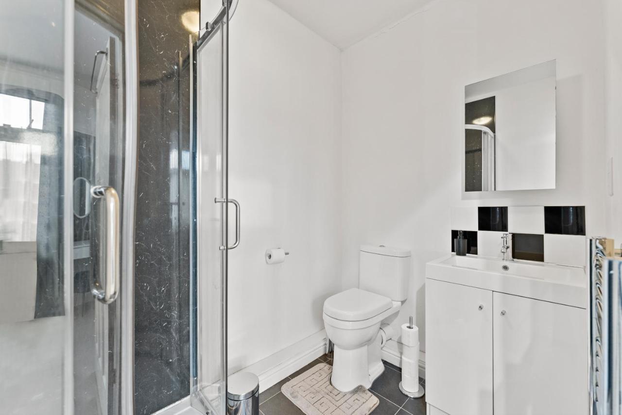브리스틀 Stunning 4-Bed - Garden - Sleeps 14 빌라 외부 사진